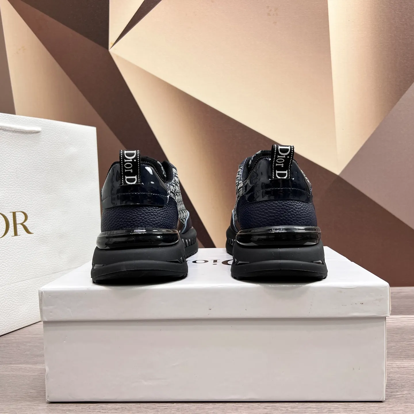 Factory price: 438💰Dior original quality.~ Unique modern style sneakers. 🏃A must-have casual shoe for trendy men😍😍 Imported cowhide fabric, sheepskin foot pads (refuse to discolor and grind feet) soles: Original soles specially provided by the original factory, French lazy style design ⚠️Fit to the feet, original quality, super comfortable original soles. It’s like shooting the real thing🎬The real thing is better, high-quality sneakers, men’s shoe size: 38-44 (45 and 46 can be customized)